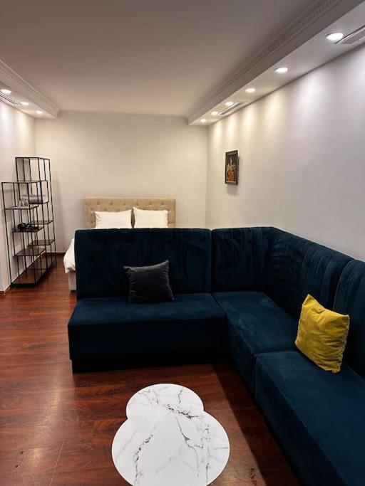 Studio In Bllok Тирана Экстерьер фото